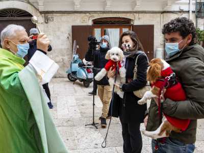 Non resta ora che attendere il sacerdote che, a met� messa, munito di aspersorio e secchiello con acqua santa, raggiunge l�esterno per svolgere il tanto atteso rituale